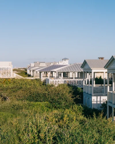Seaside houses in front of the beach with vegetation